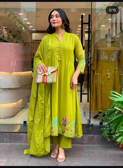 Women Green Floral Embroidered Pleated Thread Work kurta &. Dupatta set