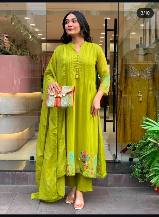 Women Green Floral Embroidered Pleated Thread Work kurta &. Dupatta set
