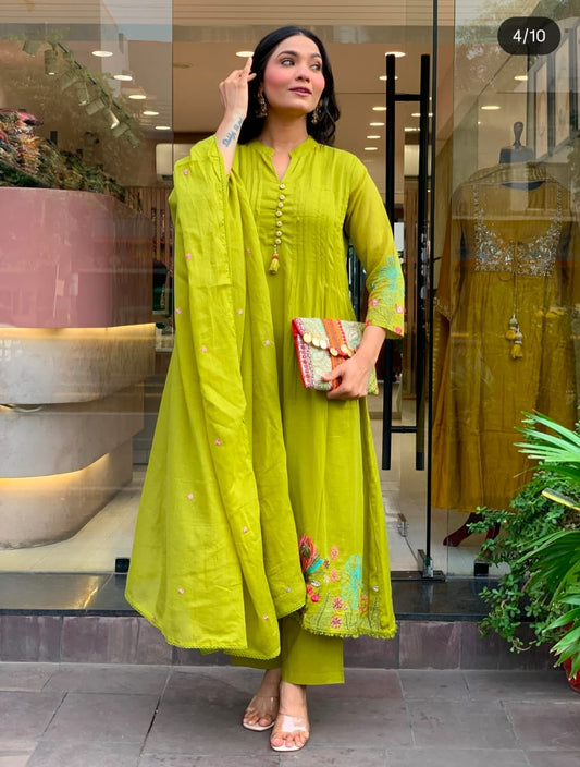 Women Green Floral Embroidered Pleated Thread Work kurta &. Dupatta set